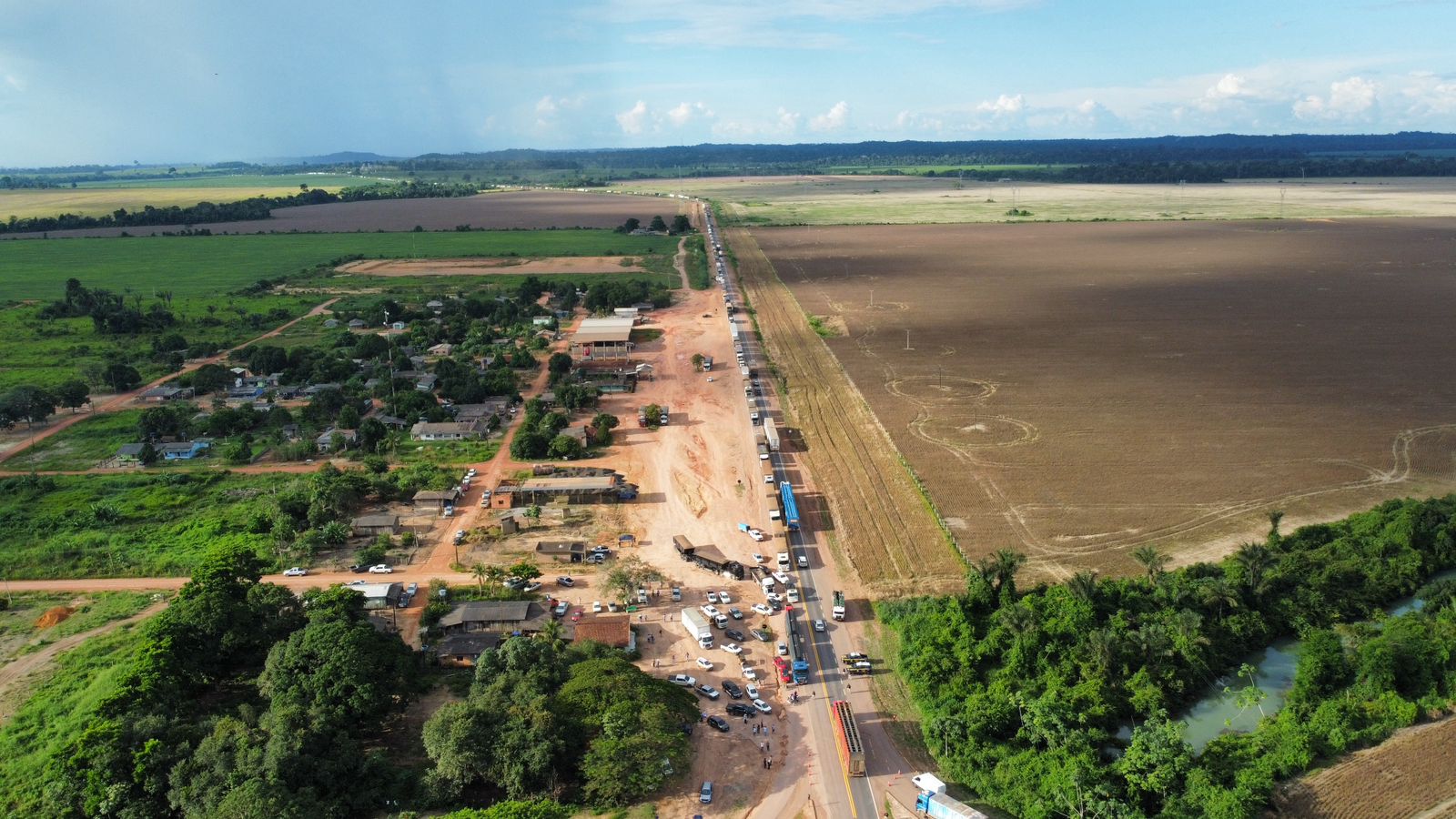 2 em 1: Paralisação no trevo de Cujubim pede reavaliação do pedágio e revogação do plano de desocupação.