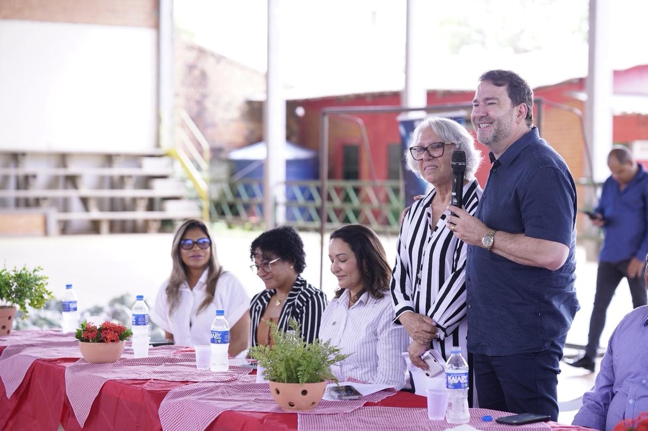 Alex Redano reforça incentivo ao esporte com entrega de kits para futebol society