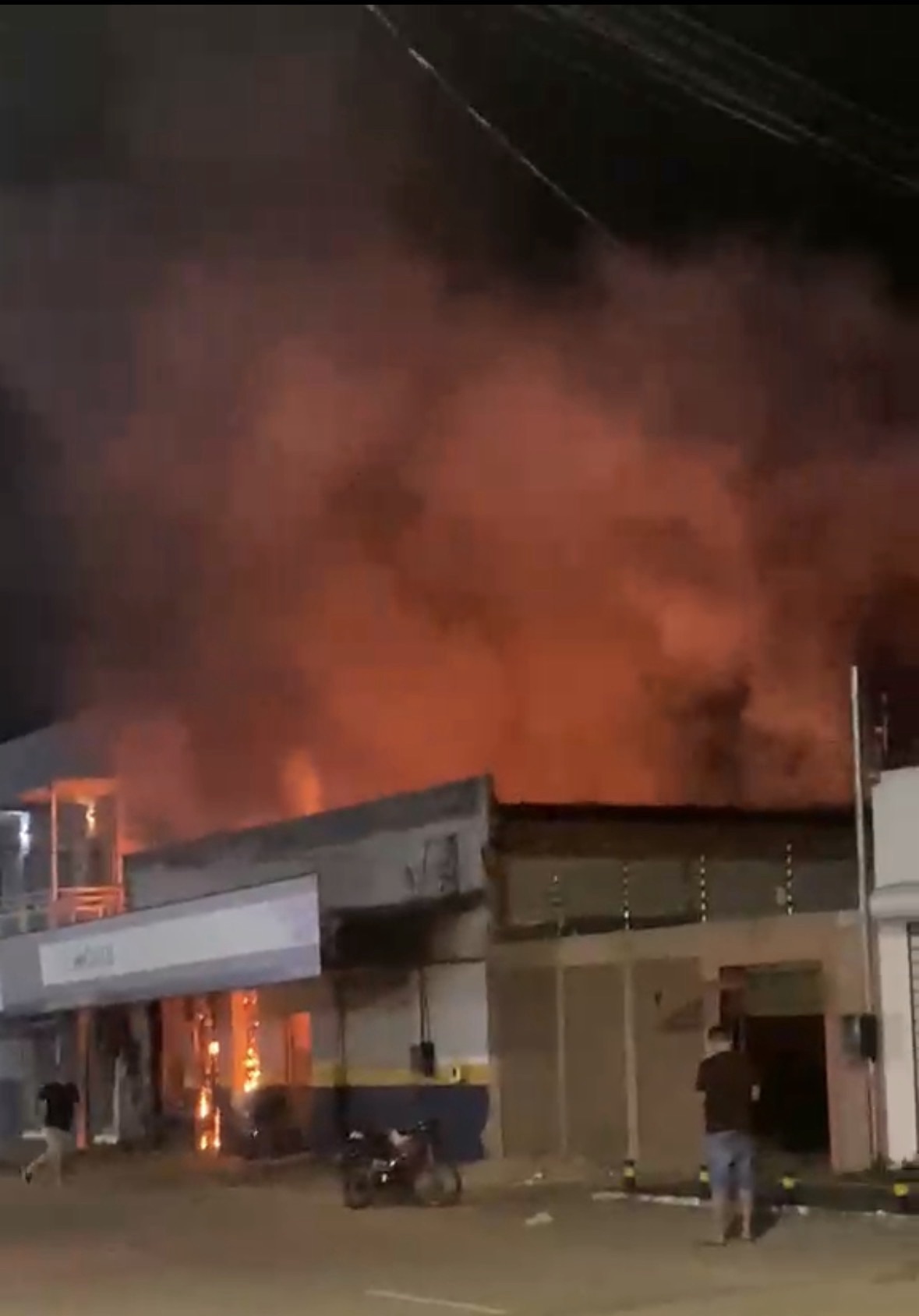 VÍDEO: Incêndio Devastador Destrói Estabelecimento Comercial no Centro de Porto Velho