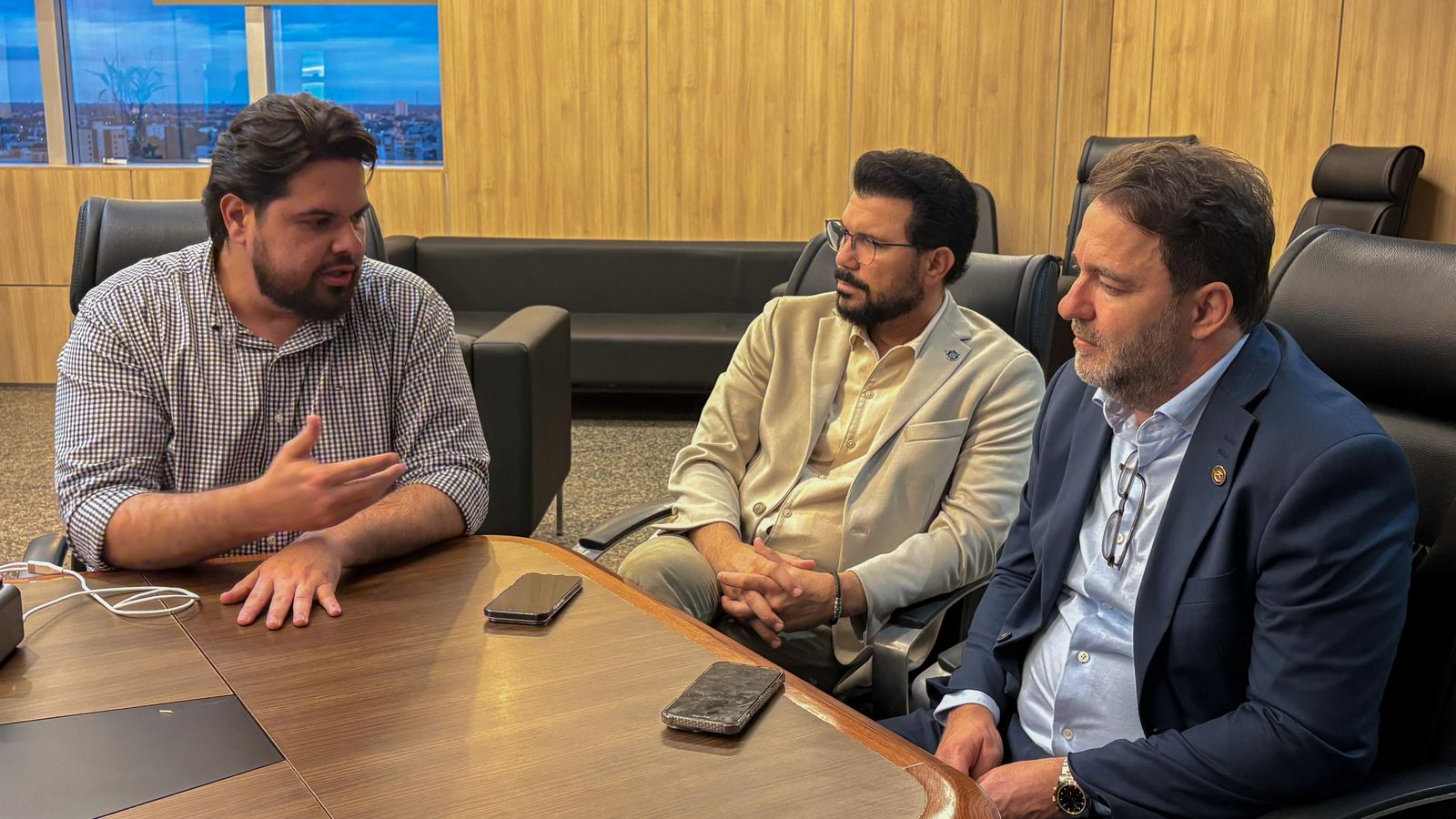 Deputado Alex Redano recebe secretário de Saúde e autoridades para tratar de caso de recém-nascido prematuro
